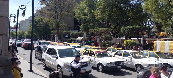 Caravana de taxistas despide a compañero asesinado en Tulancingo