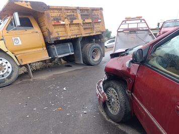 Transportistas cierran vialidad por choque en Doxey