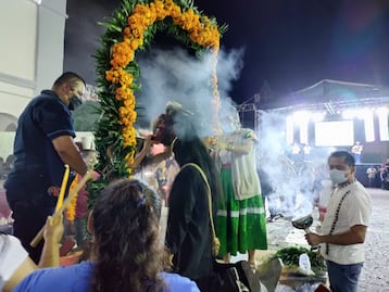 Con ofrenda a San Miguel inicia el Xantolo en la Huasteca