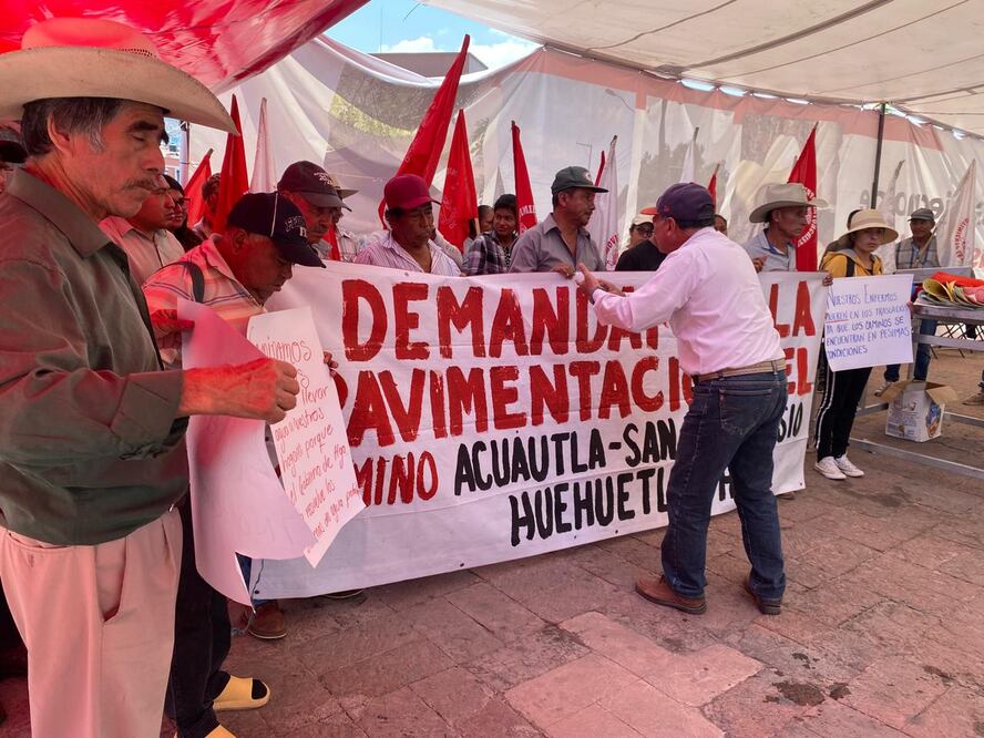 Antorcha Campesinos este miércoles tuvieron una reunión y la administración estatal aseguró que llegaron a acuerdos, pero los antorchistas prevalecen en el plantón | Foto: Giovanny Flores