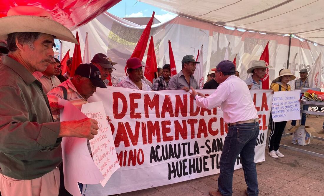 Antorcha Campesinos este miércoles tuvieron una reunión y la administración estatal aseguró que llegaron a acuerdos, pero los antorchistas prevalecen en el plantón | Foto: Giovanny Flores