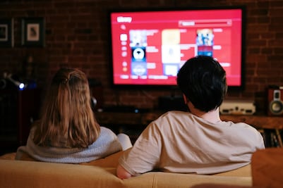 Los riesgos asociados con el consumo excesivo de tv, según expertos