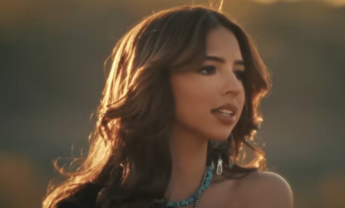 Ángela Aguilar presume su cabello largo en "Bala perdida".