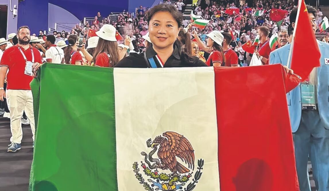 Ma Jin posando con la bandera de México - Foto: X
