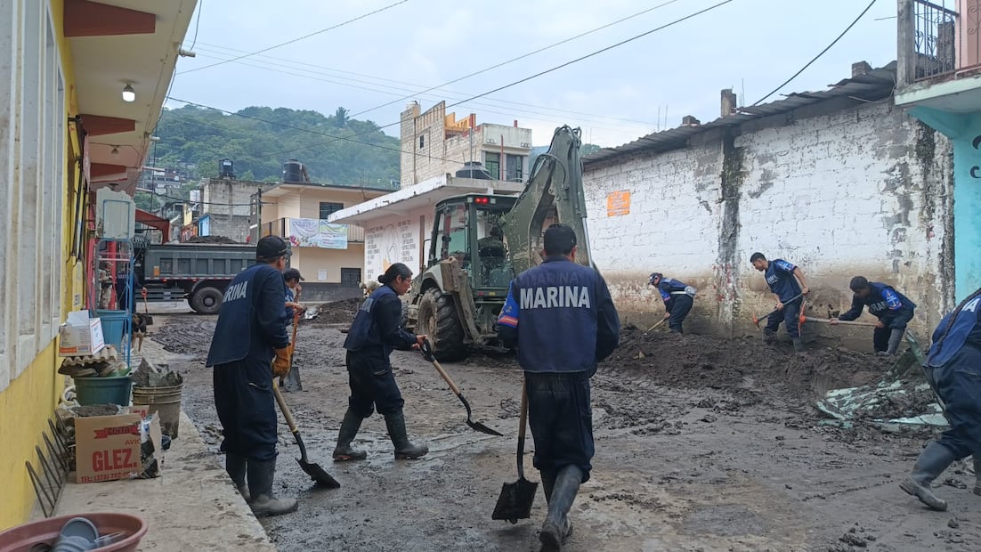 Los militares arribaron a Huehuetla para colaborar con la población en labores de limpieza y detección y entierro de animales muertos I 
 Foto: Lourdes Naranjo