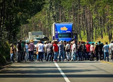 Habitantes de Acaxochitlán bloquean la México-Tuxpan por falta de mantenimiento
