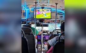 Chofer convierte autobús en ‘fan zone’ móvil y conquista las redes durante el Mundial 2026