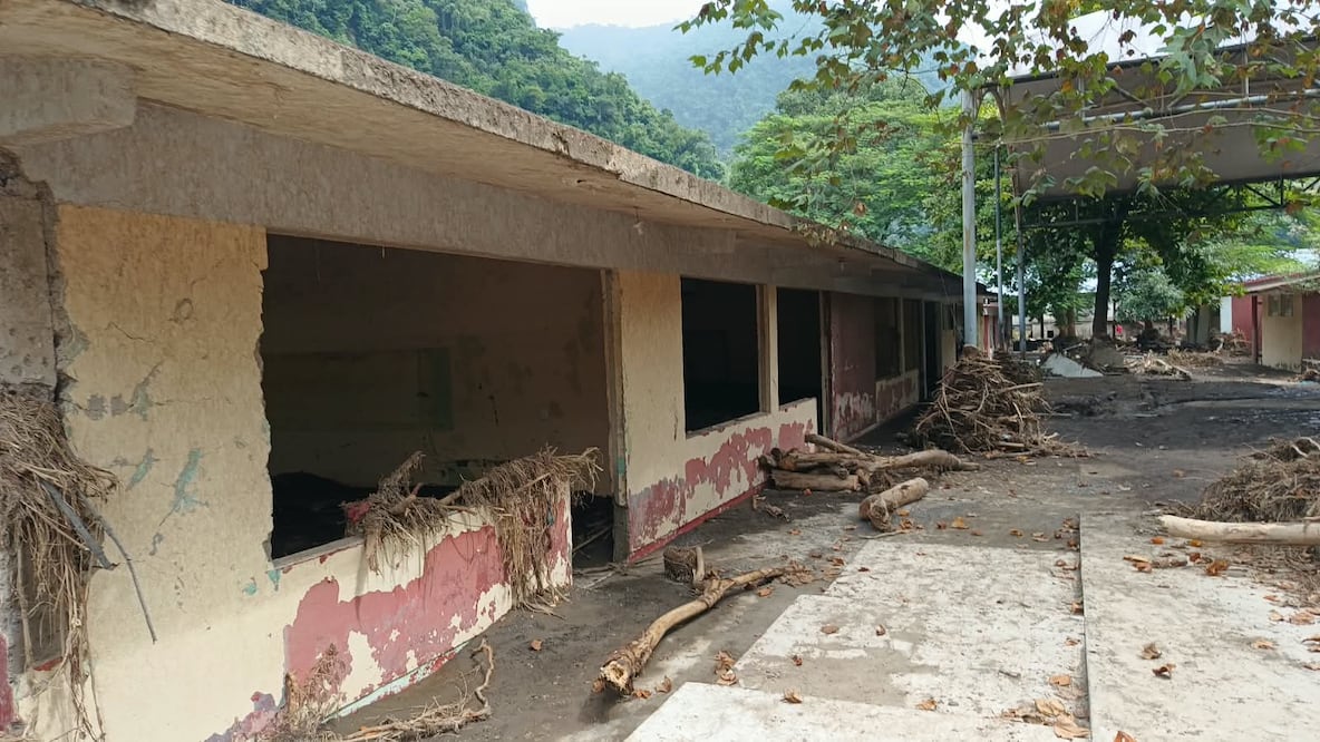 Escuela secundaria general El Caudillo del Sur de Huehuetla, tras vaguada monzónica
Fotos: Lourdes Naranjo