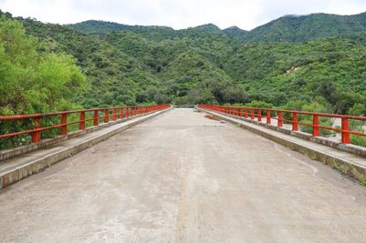 Colapsa parte de un puente en Huasca de Ocampo; comunidades quedan incomunicadas