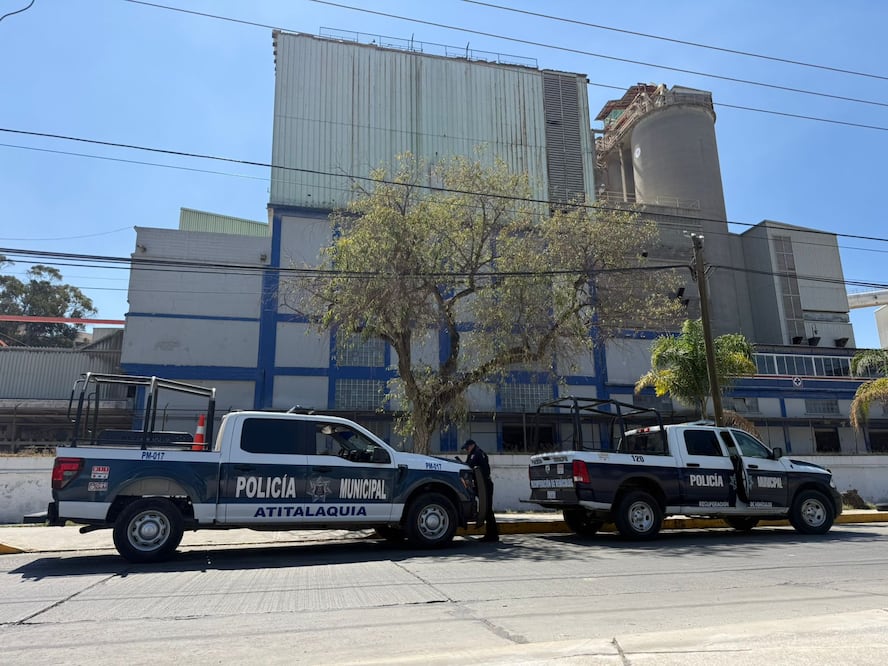 Bajo fuerte resguardo policial, planta La Cruz Azul en Tula tras operativo y cateo | Foto: Marco Carrillo