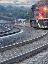 Descarrilamiento de locomotora en tepetitlán provoca incendio