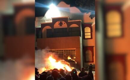 Queman basura en las puertas del palacio municipal de Tepeapulco