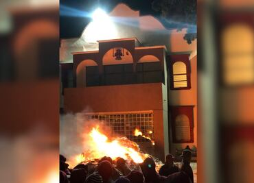 Queman basura en las puertas del palacio municipal de Tepeapulco