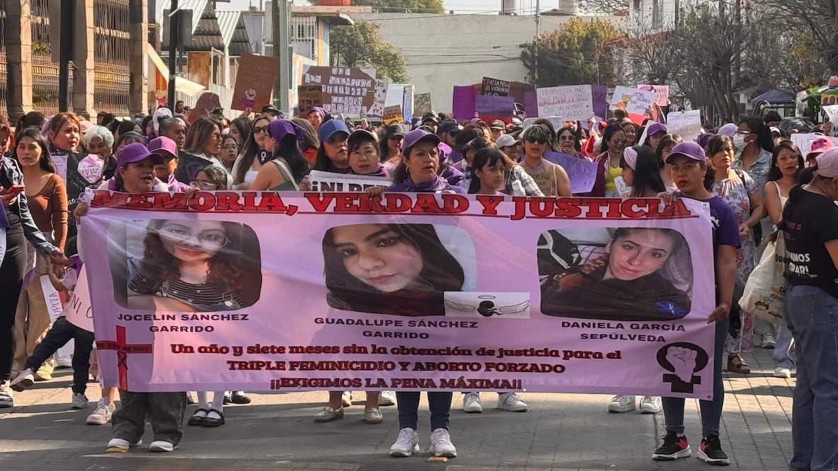 A 19 meses del triple feminicidio que conmocionó al Valle de Tulancingo, Garrido Reyes caminó al frente del contingente durante la marcha del 8 de marzo, acompañada de familiares y feministas,  para exigir justicia I Foto: Especial