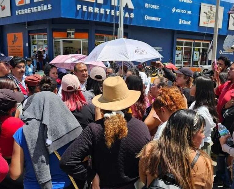 Bloquean vialidad, padres de familia de la secundaria Benito Juárez | Foto: Especial