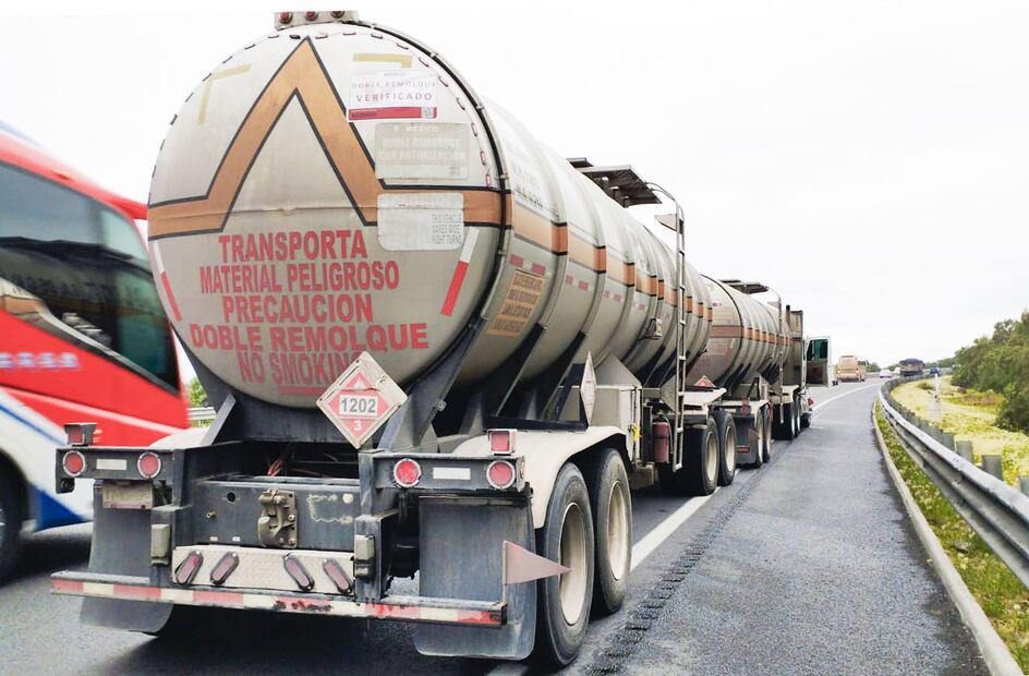 Recuperan tractocamión con más de 60 mil litros de hidrocarburo en Zempoala | Foto: SSPH