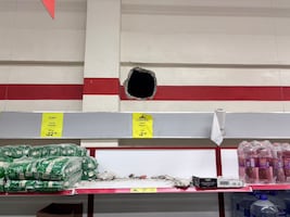 Sorprenden a ladrones dentro de tienda 3B tras abrir boquete en muro, en Tulancingo