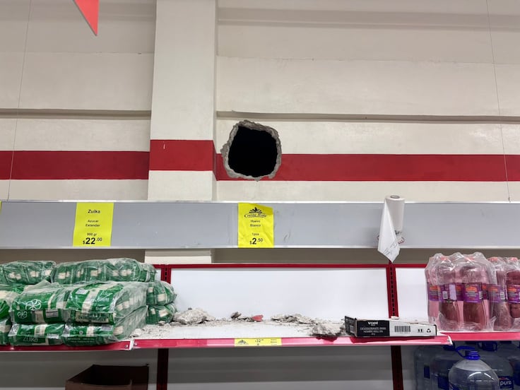 Sorprenden a ladrones dentro de tienda 3B tras abrir boquete en muro, en Tulancingo