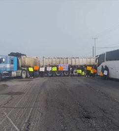 Transportistas bloquean acceso a Villa de Tezontepec por irregularidades  