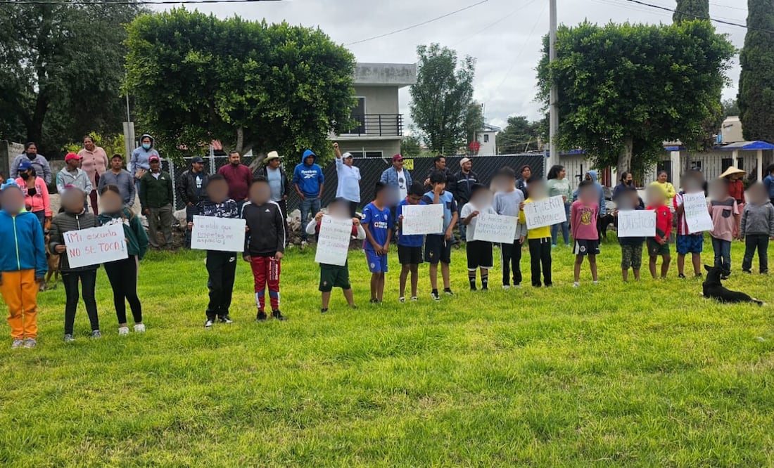 Escolares en Dengantzha se manifiestan en defensa del territorio de su primaria I Foto: Especial