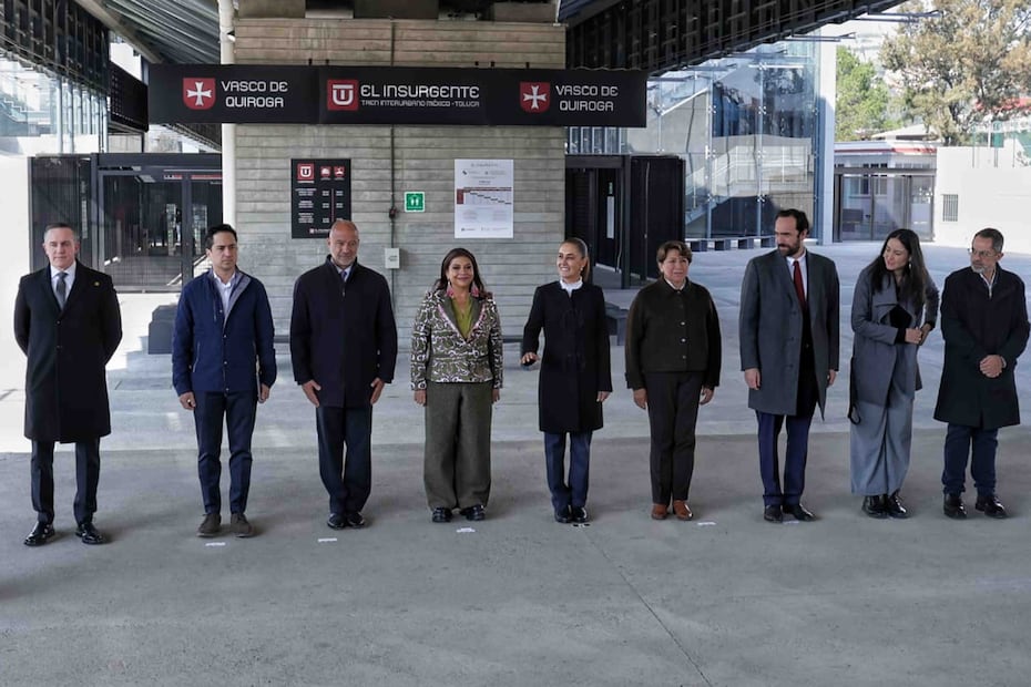 La presidenta Claudia Sheinbaum; la jefa de Gobierno, Clara Brugada; la gobernadora del Estado de México, Delfina Gómez; y otras autoridades locales y federales, cortaron el listón inaugural del tramo Santa Fe-Observatorio del Tren El Insurgente. Foto: Agencia EL UNIVERSAL/Fernanda Rojas/RDB.