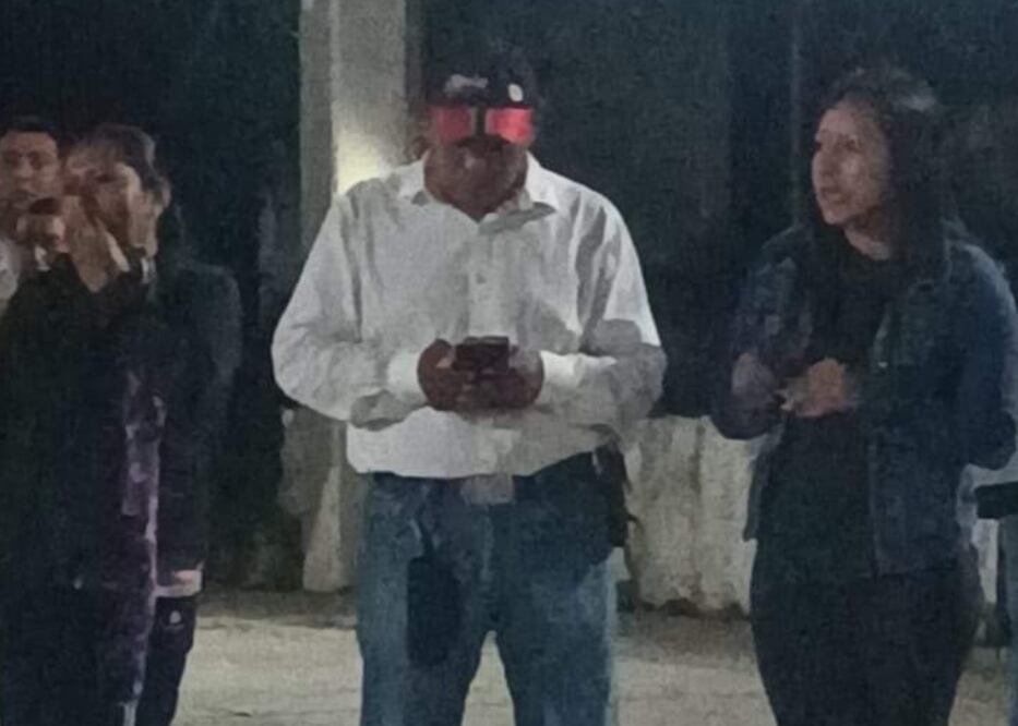 En la localidad de Papatlatla dos personas realizaban toma de fotografía y pedían firmas
 Foto: Especial