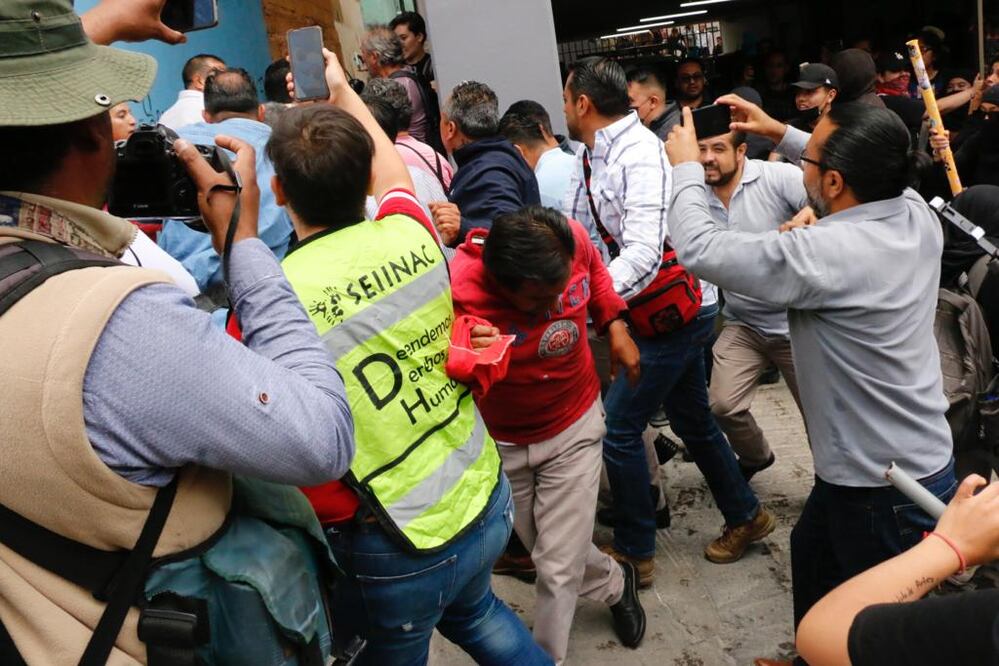 Violencia en la protesta de los estudiantes del IDA en el edificio de la UAEH  Foto: Luis Soriano