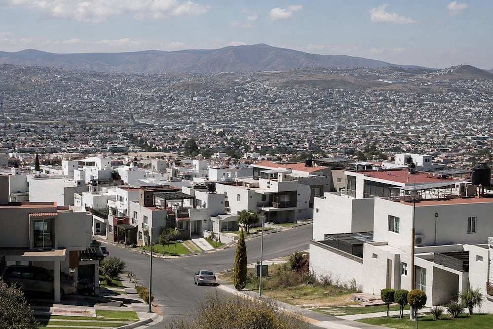 Más de la mitad de los fraccionamientos de Pachuca aún no han sido municipalizados | Imagen generada con IA