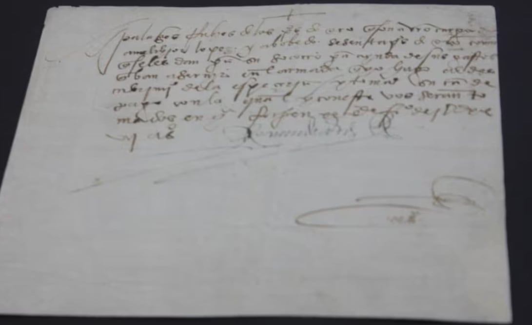 El FBI entregó a México un documento de casi 500 años de antigüedad que fue recuperado en Estados Unidos. Foto: Especial