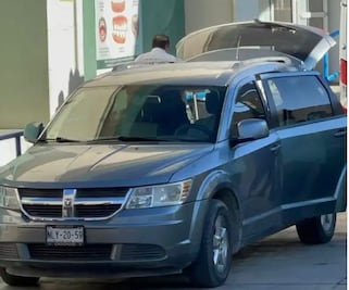 Abandonan cadáver en camioneta estacionada afuera de hospital