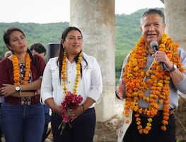 Recorre gobernador Julio Menchaca comunidades afectadas de la Huasteca hidalguense