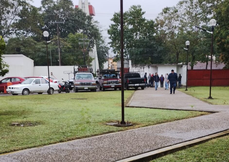 Alrededor de 40 personas, procedentes de las comunidades de Ozuluama y Huizachahual, dedicadas a la elaboración de carbón acudieron a las oficinas de la Subsecretaría de Gobierno en la Huasteca, para solicitar su intervención I Foto: Francisco Bautista