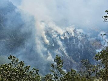 Continúan labores para sofocar incendio en Nicolás Flores