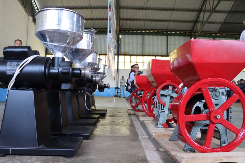 Los apoyos incluyeron despulpadoras y molinos para fortalecer la producción de café en 15 municipios de Hidalgo | Foto: SADERH