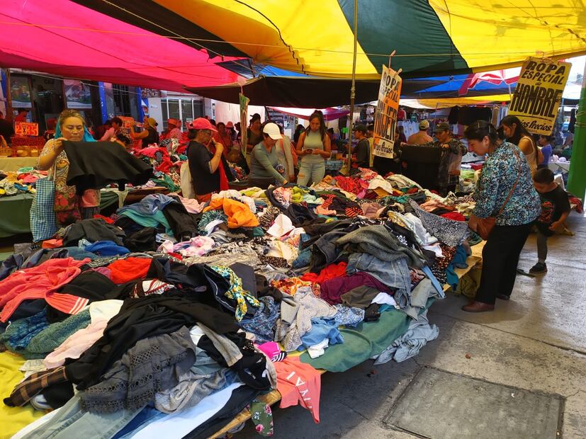 Ropa de paca entre lo más vendido en el tianguis tradicional de Tulancingo
Foto Grisel Lira