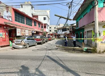 Dejan 20 domicilios sin luz tras derribe de un poste