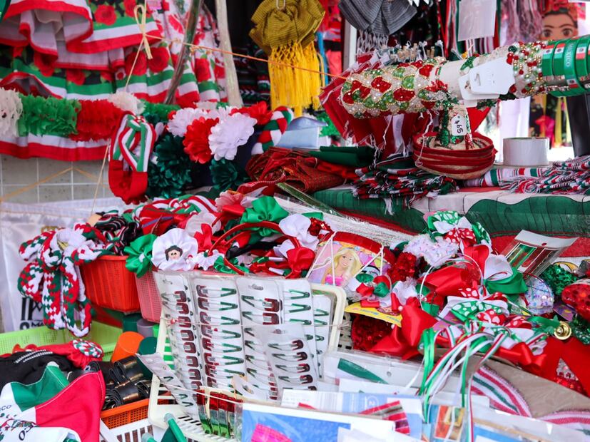 Comerciante de Pachuca lucha por mantener viva la tradición en medio de la competencia extranjera | Foto: Josué Ortiz