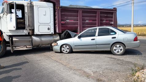 Choque entre vehículo y camión tipo volteo en Villa de Tezontepec deja dos heridos