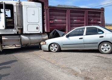 Choque entre vehículo y camión tipo volteo en Villa de Tezontepec deja dos heridos