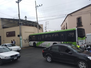 Tuzobús se estrella contra fachada de iglesia en pleno centro de Pachuca