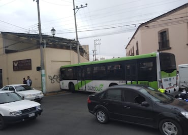 Tuzobús se estrella contra fachada de iglesia en pleno centro de Pachuca