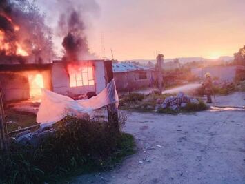 Sofocan incendio en colonia Doxey, Tlaxcoapan