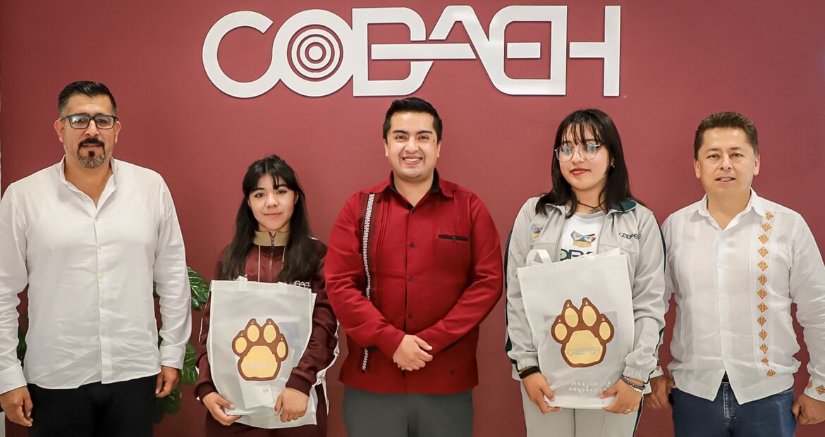 Las estudiantes Karla Miranda Pérez Moreno y Jaquelín Pérez Mejía, asesoradas por el profesor Fredy Hernández Espinosa del Colegio de Bachilleres del Estado de Hidalgo (Cobaeh) del Centro Educativo Actopan, obtuvieron la medalla de plata en la Feria Internacional de Ciencia e Invención 2023, realizada en Bali, Indonesia Foto: Gobierno de Hidalgo
