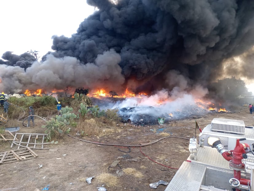 Incendio en bodegas de Estrella Blanca moviliza a cuerpos de emergencia en Mineral de la Reforma | Foto: especial