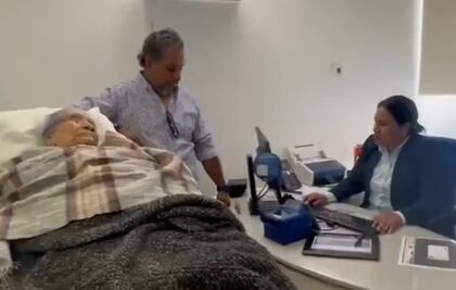VIDEO: Banco obliga a mujer de 96 años a cobrar su pensión presencialmente en Oaxaca; fue llevada en camilla 
