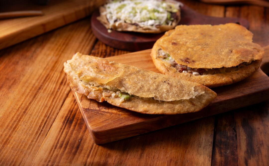 Durante la liberación de los espacios públicos fueron detenidas cinco personas, cuatro de ellas puestas a disposición del MP, por agredir a personal del ayuntamiento | Foto: Getty Images