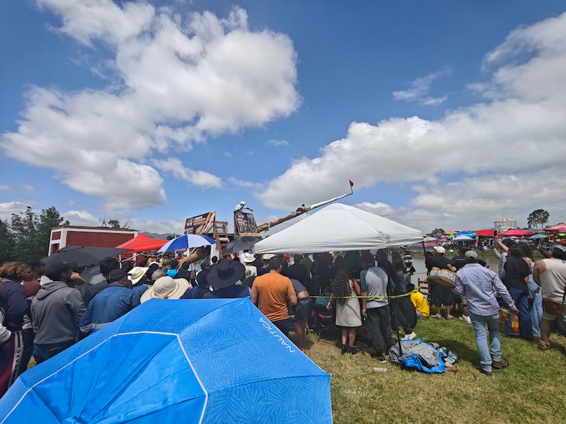 La tradicional Cucaña marcó este sábado el inicio de las festividades patronales en honor a Santiago Apóstol en el municipio de Santiago Tulantepec I Foto: Mirely Santos
