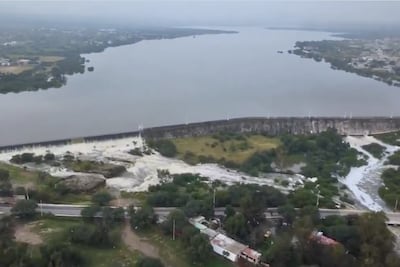 Desfogue en presa Zimapán llega a los 486 metros cúbicos por segundo; dos localidades incomunicadas