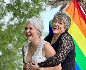 Alumna se casa con profesora del colegio en EU y se vuelve viral