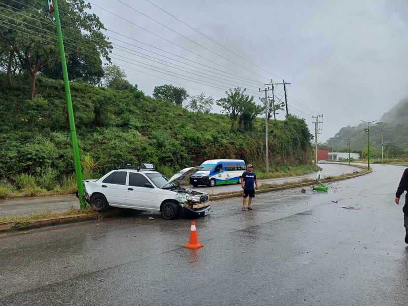 Accidente en la México-Tampico deja a una mujer lesionada tras chocar contra poste de alumbrado | Foto: Especial